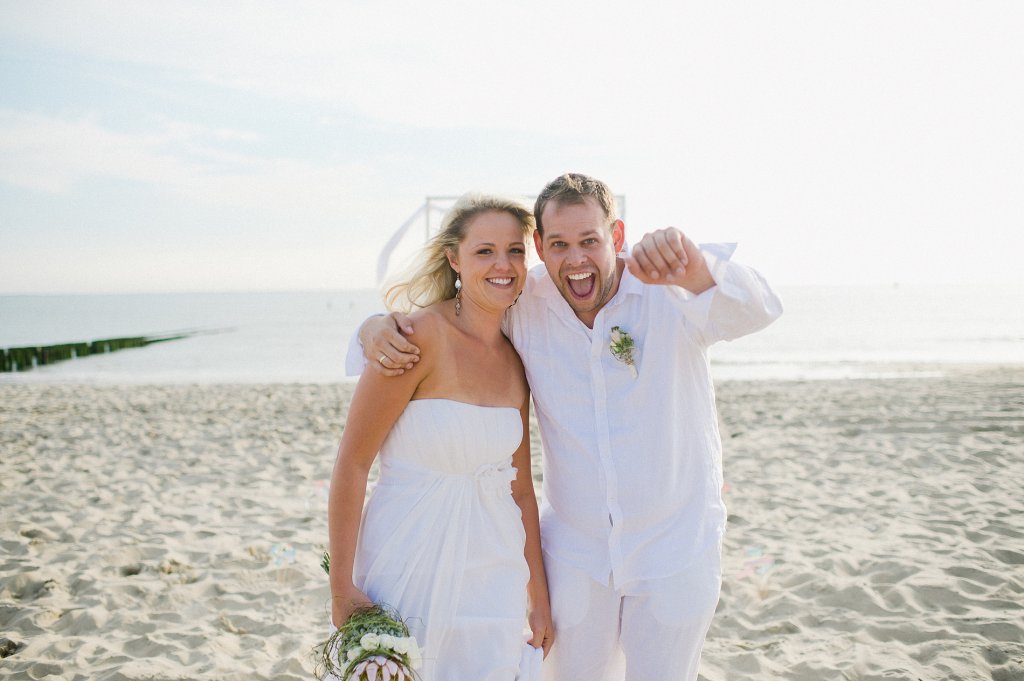 Photo bride and groom having a ball at the beach
